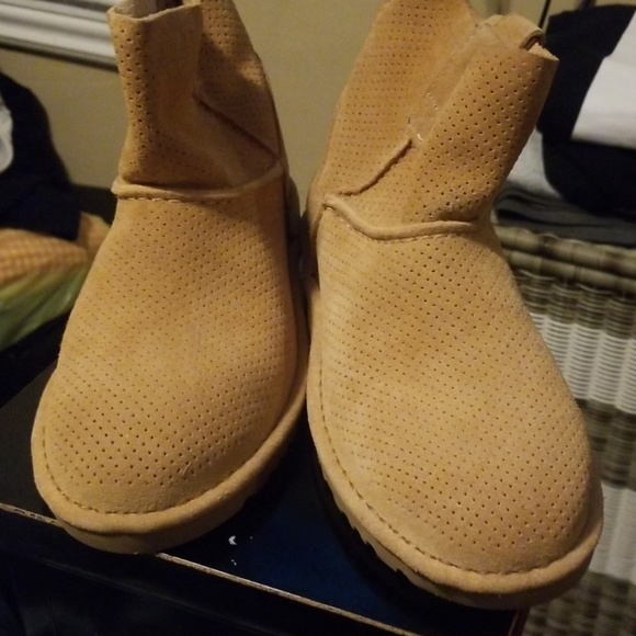 Shoes - Picture 2 of 6